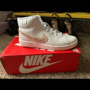 Women’s Nike court Snake print logo